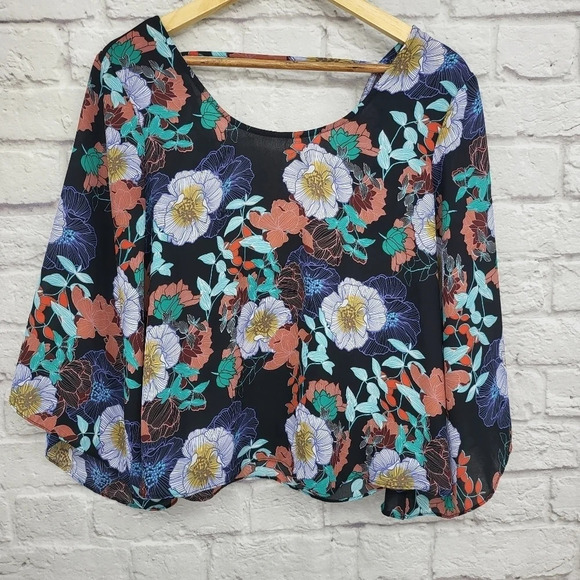 Lily White Tops - Lily White Floral Knotted Back Bell Sleeve Top Sz M